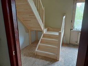 П-образная лестница с подступенками
